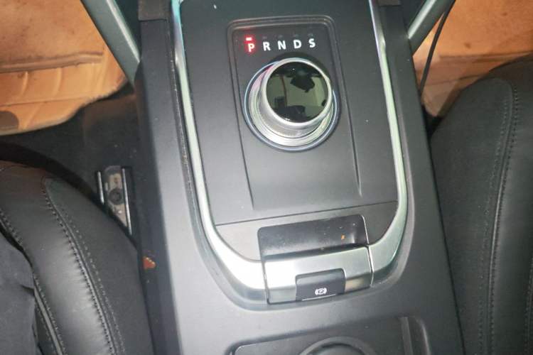 Used Land Rover Discovery Sport 2015 2.0T SE Gear Lever