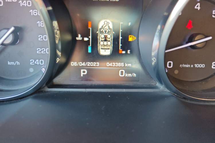 Used Land Rover Discovery Sport 2015 2.0T HSE LUXURY Odometer Close Up