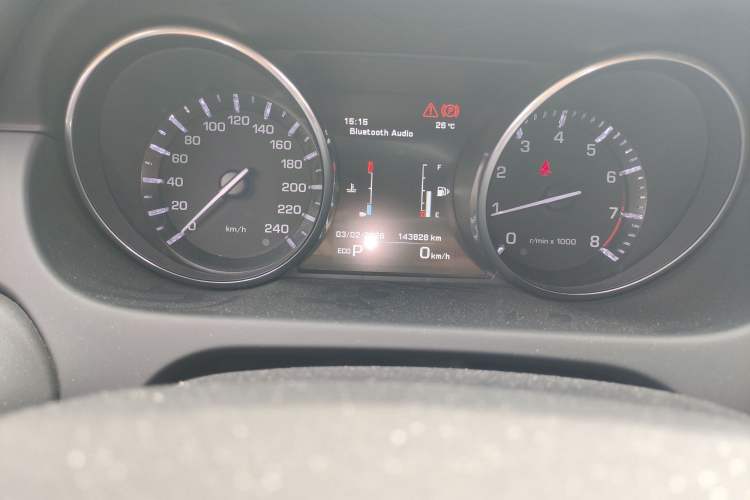 Used Land Rover Discovery Sport 2015 2.0T HSE LUXURY Odometer Close Up
