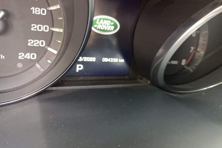 Used Land Rover Discovery Sport 2015 2.0T HSE LUXURY Odometer Close Up