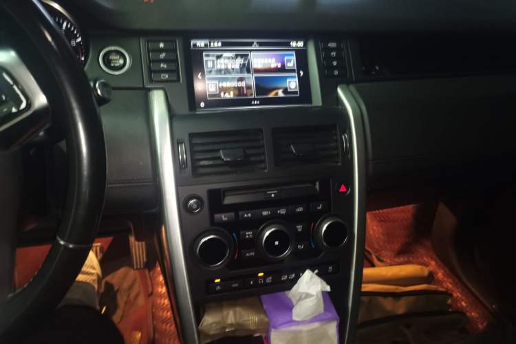 Used Land Rover Discovery Sport 2015 2.0T SE Audio And AC Panel