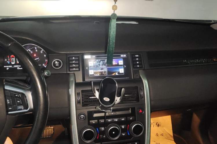 Used Land Rover Discovery Sport 2015 2.0T SE Audio And AC Panel