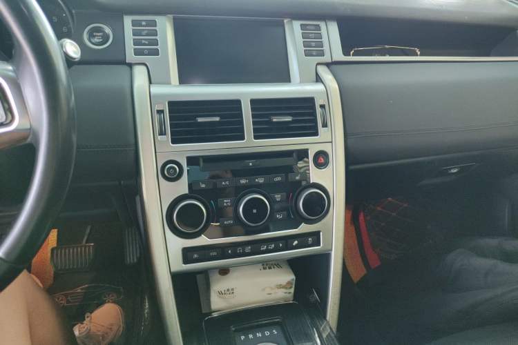 Used Land Rover Discovery Sport 2015 2.0T SE Audio And AC Panel