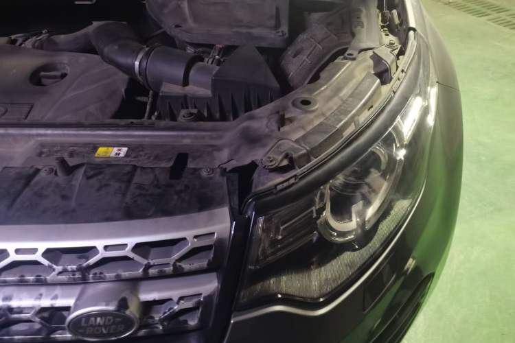Used Land Rover Discovery Sport 2015 2.0T SE Engine Bay Left