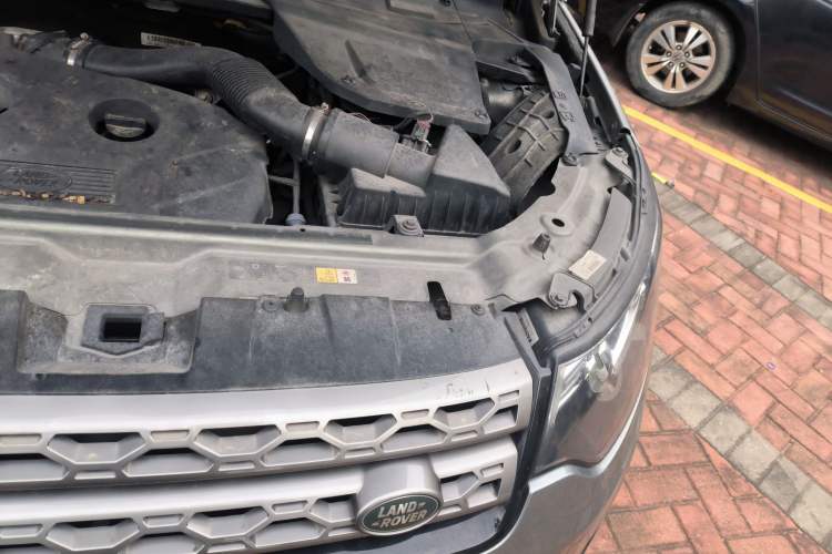 Used Land Rover Discovery Sport 2015 2.0T SE Engine Bay Left