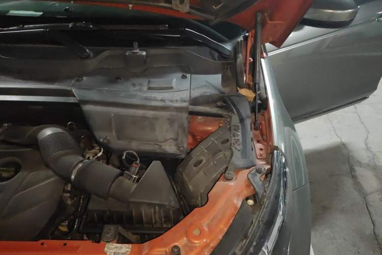 Used Land Rover Discovery Sport 2015 2.0T SE Engine Bay Left