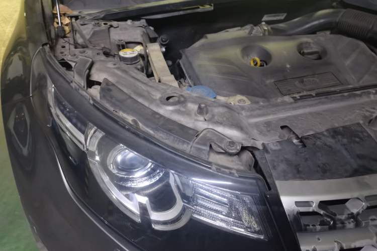 Used Land Rover Discovery Sport 2015 2.0T SE Engine Bay Right