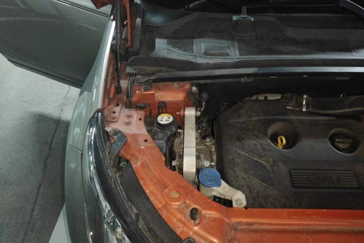 Used Land Rover Discovery Sport 2015 2.0T SE Engine Bay Right