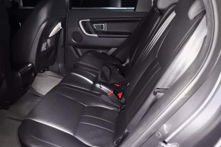 Used Land Rover Discovery Sport 2015 2.0T SE Interior 4