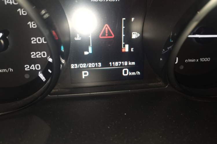 Used Land Rover Discovery Sport 2015 2.0T SE Odometer Close Up