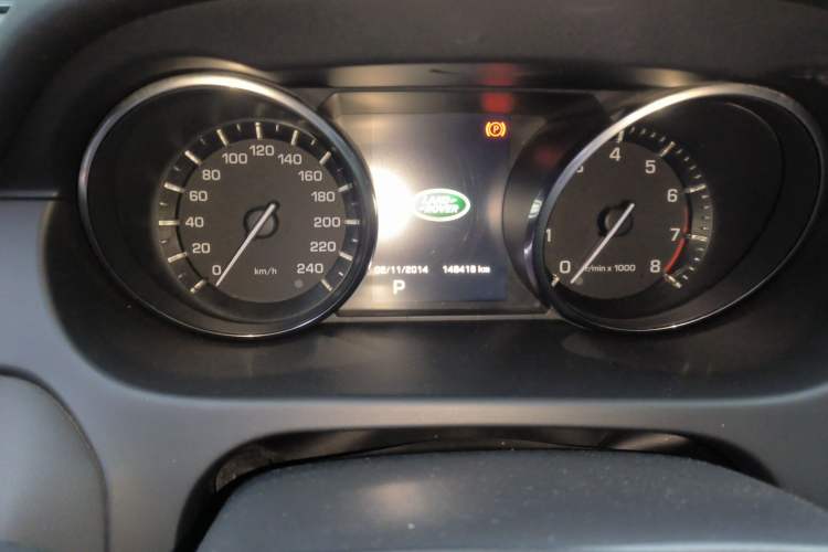 Used Land Rover Discovery Sport 2015 2.0T SE Odometer Close Up