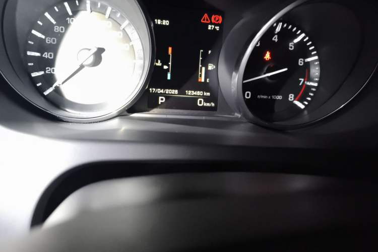 Used Land Rover Discovery Sport 2015 2.0T SE Odometer Close Up
