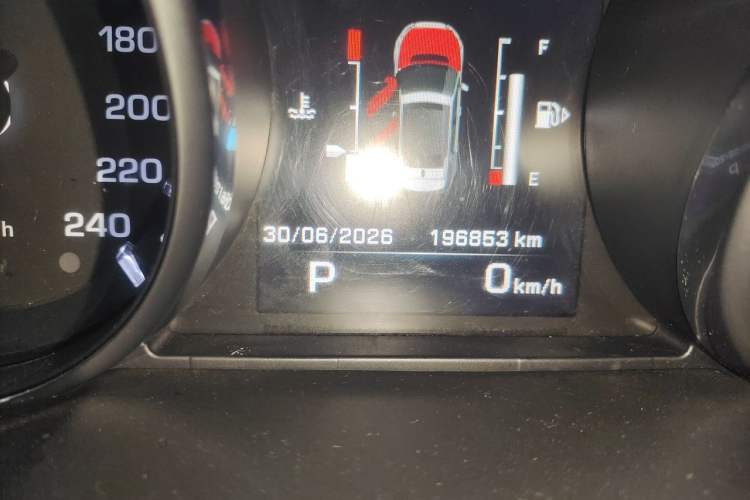 Used Land Rover Discovery Sport 2015 2.0T SE Odometer Close Up