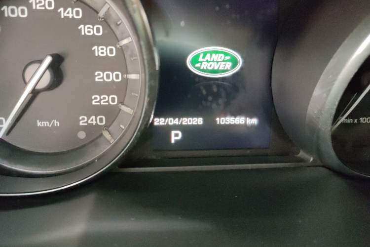 Used Land Rover Discovery Sport 2015 2.0T SE Odometer Close Up