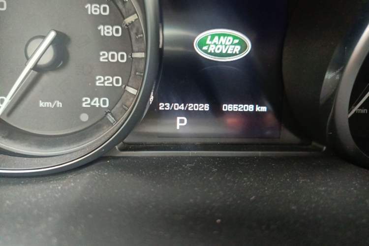 Used Land Rover Discovery Sport 2015 2.0T HSE LUXURY Odometer Close Up