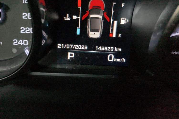 Used Land Rover Discovery Sport 2015 2.0T HSE LUXURY Odometer Close Up