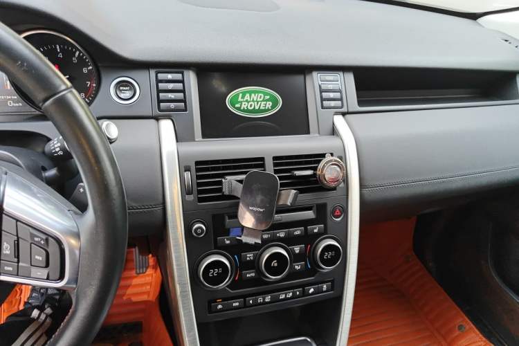 Used Land Rover Discovery Sport 2015 2.0T SE Audio And AC Panel