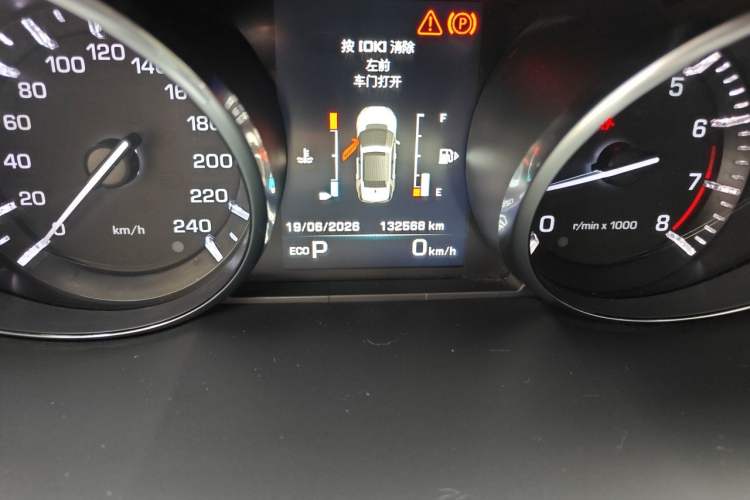 Used Land Rover Discovery Sport 2015 2.0T SE Odometer Close Up