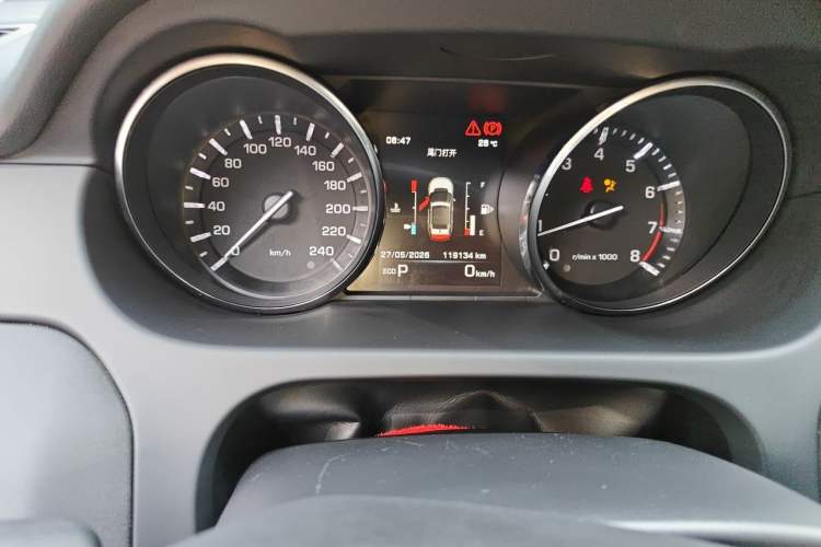 Used Land Rover Discovery Sport 2015 2.0T SE Odometer Close Up