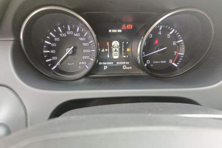Used Land Rover Discovery Sport 2015 2.0T SE Odometer Close Up