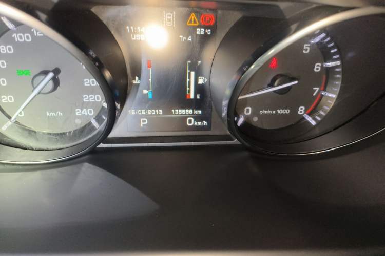 Used Land Rover Discovery Sport 2015 2.0T HSE LUXURY Odometer Close Up