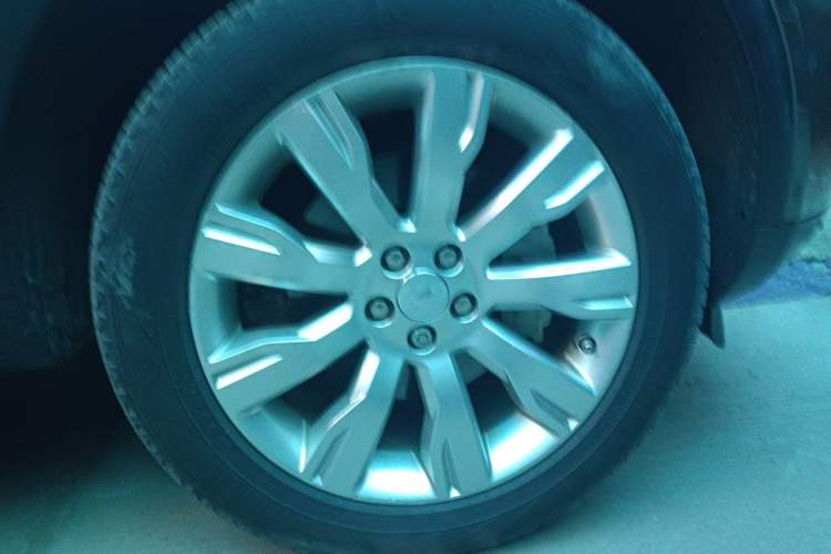 Used Land Rover Discovery Sport  Right Front Wheel Hub