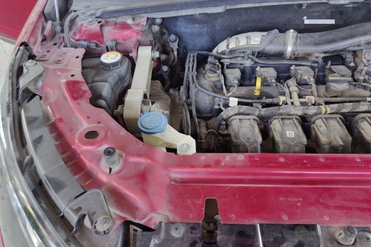 Used Land Rover Discovery Sport 2015 2.0T SE Engine Bay Right