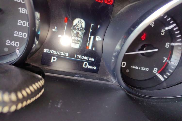 Used Land Rover Discovery Sport 2015 2.0T SE Odometer Close Up