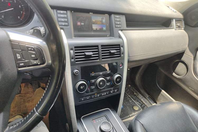 Used Land Rover Discovery Sport 2015 2.0T SE Audio And AC Panel