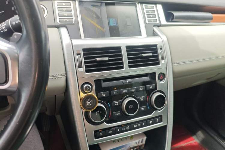 Used Land Rover Discovery Sport 2015 2.0T SE Audio And AC Panel