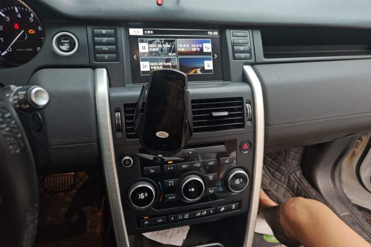 Used Land Rover Discovery Sport 2015 2.0T SE Audio And AC Panel