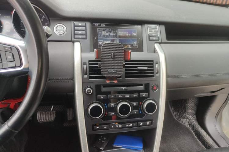 Used Land Rover Discovery Sport 2015 2.0T SE Audio And AC Panel