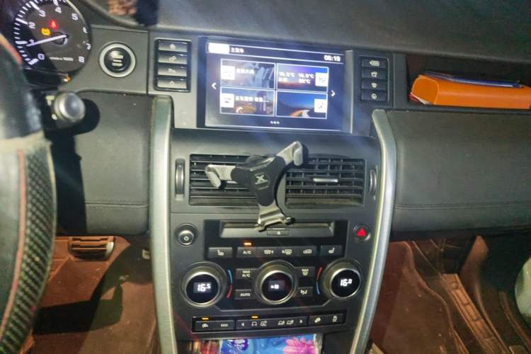 Used Land Rover Discovery Sport 2015 2.0T SE Audio And AC Panel
