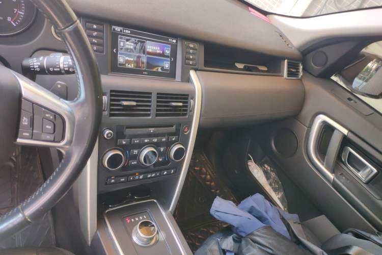 Used Land Rover Discovery Sport 2015 2.0T SE Audio And AC Panel
