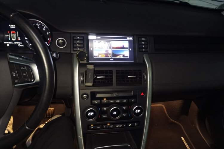 Used Land Rover Discovery Sport 2015 2.0T SE Audio And AC Panel