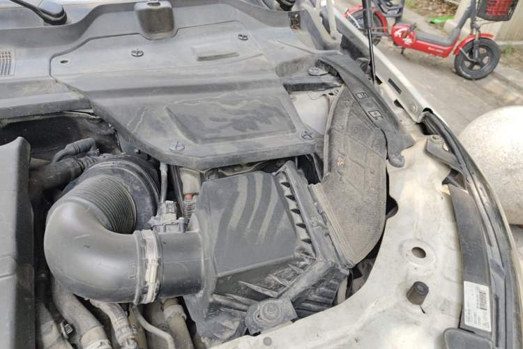 Used Land Rover Discovery Sport 2015 2.0T SE Engine Bay Left