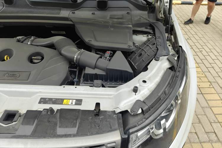 Used Land Rover Discovery Sport 2015 2.0T SE Engine Bay Left