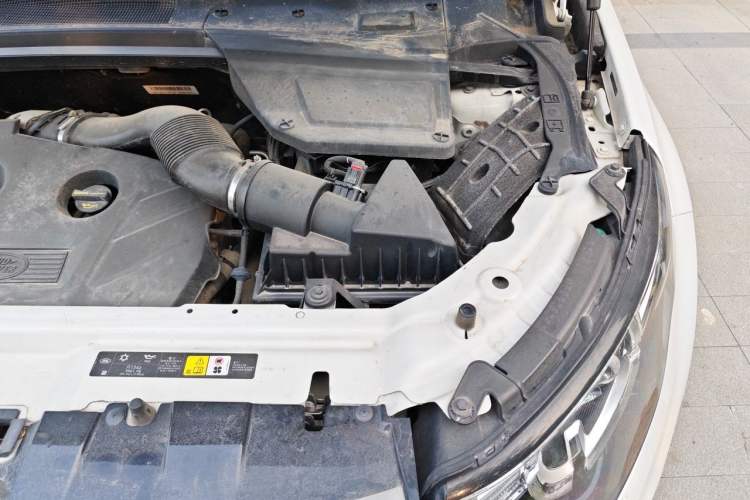 Used Land Rover Discovery Sport 2015 2.0T SE Engine Bay Left