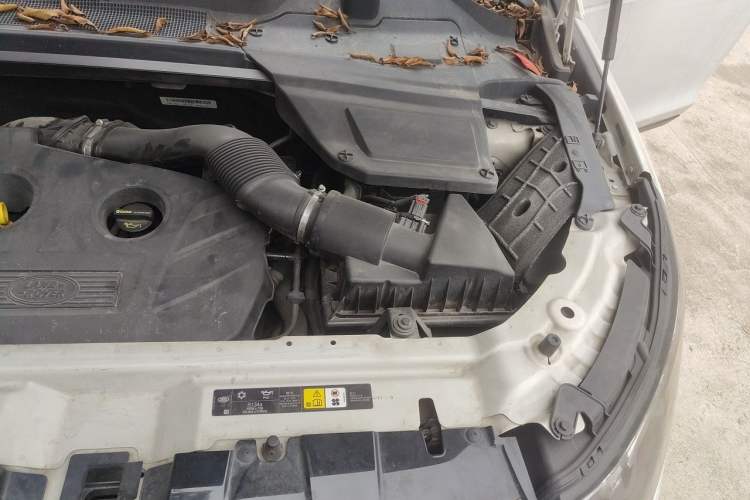 Used Land Rover Discovery Sport 2015 2.0T SE Engine Bay Left