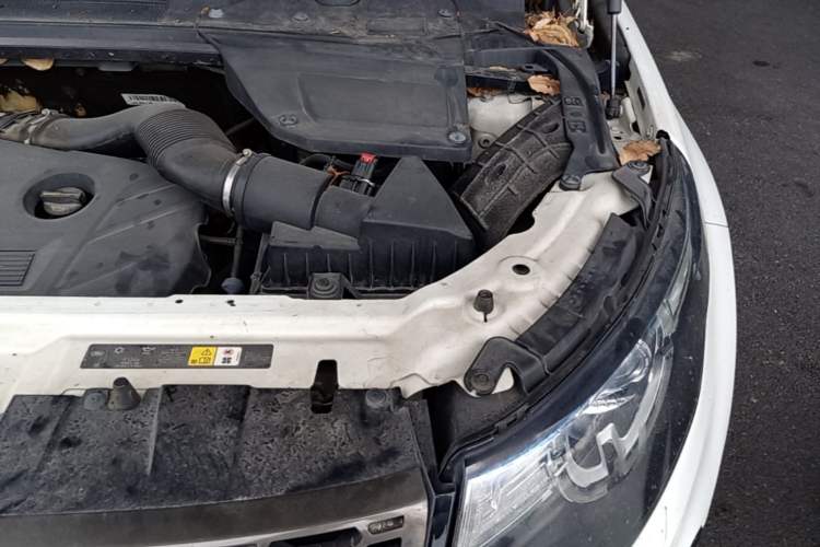 Used Land Rover Discovery Sport 2015 2.0T SE Engine Bay Left