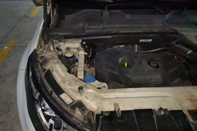 Used Land Rover Discovery Sport 2015 2.0T SE Engine Bay Right