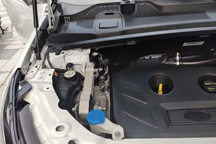 Used Land Rover Discovery Sport 2015 2.0T HSE LUXURY Engine Bay Right