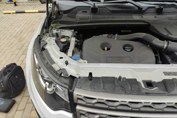 Used Land Rover Discovery Sport 2015 2.0T SE Engine Bay Right