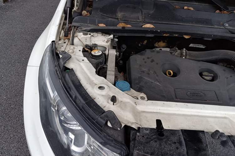 Used Land Rover Discovery Sport 2015 2.0T SE Engine Bay Right