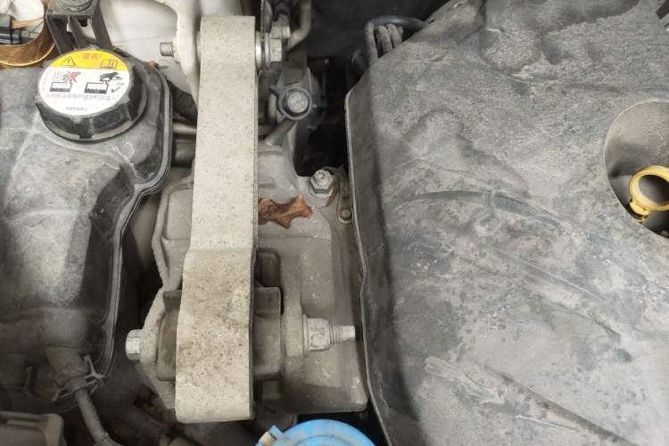 Used Land Rover Discovery Sport 2015 2.0T SE Engine Bay Right