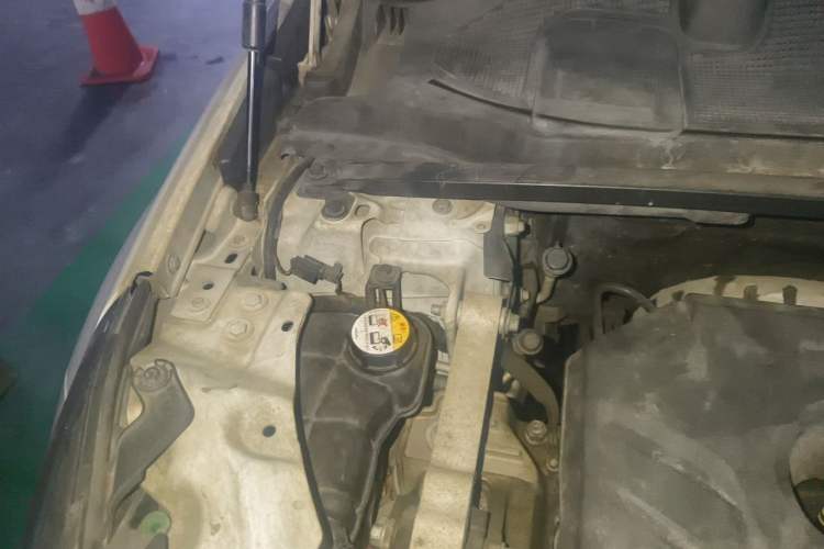 Used Land Rover Discovery Sport 2015 2.0T SE Engine Bay Right