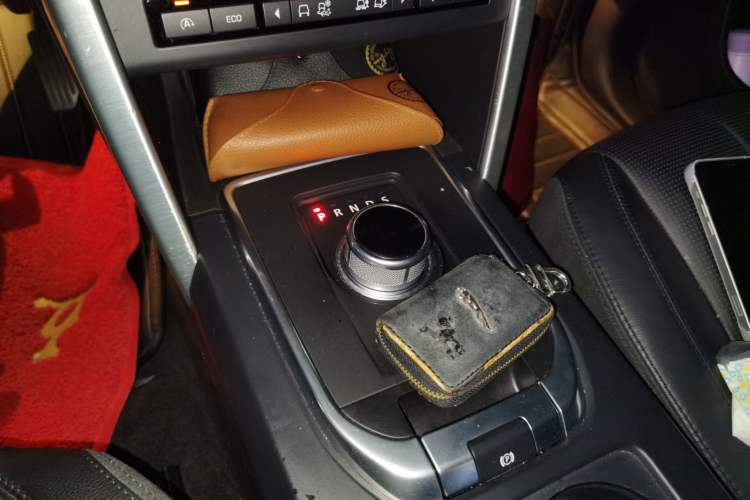 Used Land Rover Discovery Sport 2015 2.0T SE Gear Lever