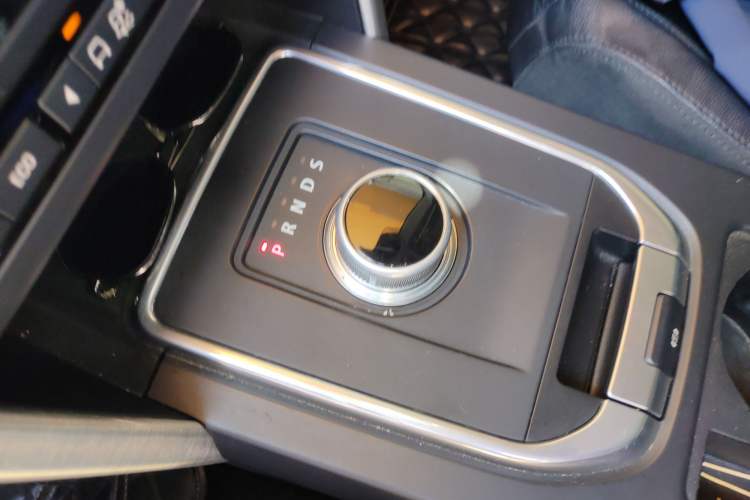 Used Land Rover Discovery Sport 2015 2.0T SE Gear Lever