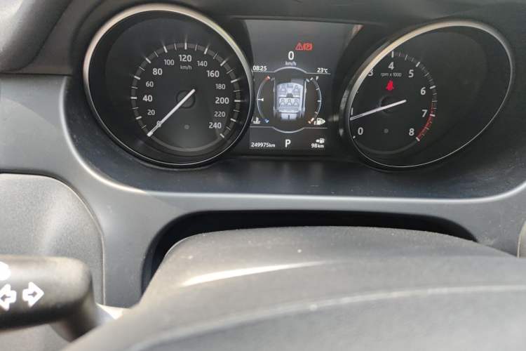 Used Land Rover Discovery Sport 2015 2.0T SE Odometer Close Up