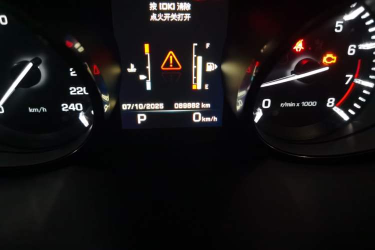 Used Land Rover Discovery Sport 2015 2.0T SE Odometer Close Up